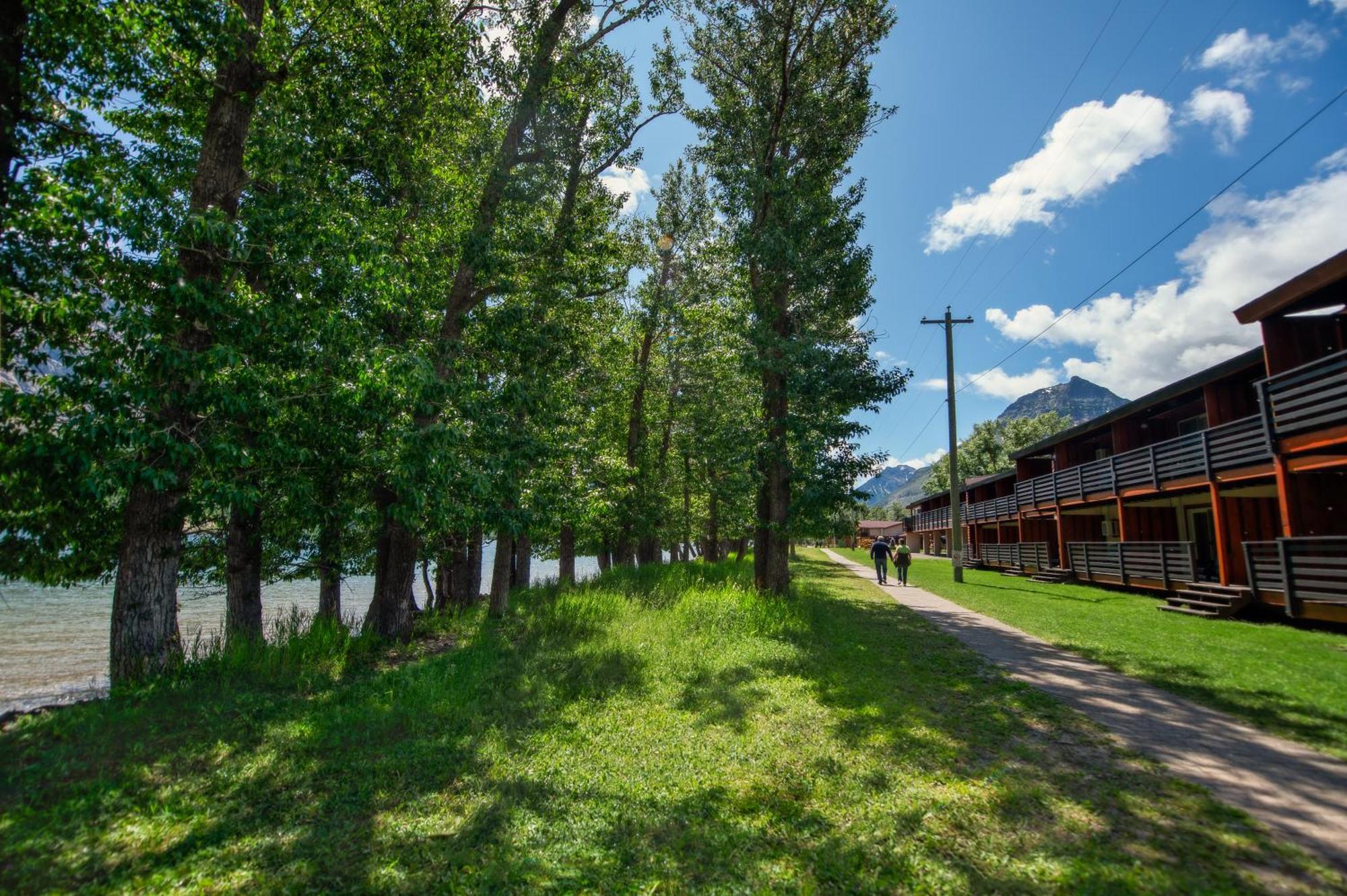 Bayshore Inn & Spa Waterton Park Bagian luar foto